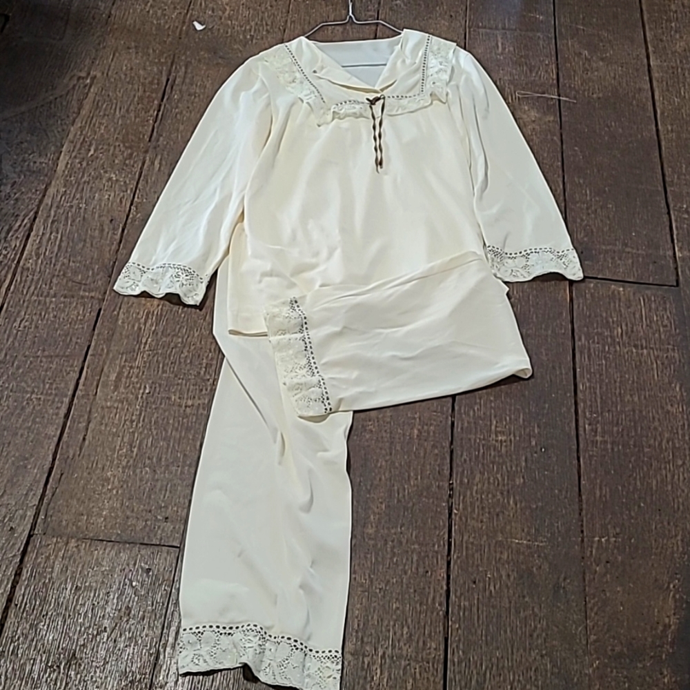 Vintage 2 Piece Vanity Fair pajamas